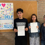 Erfolgreiche DELF-AbsolventInnen erhalten ihre Diplome