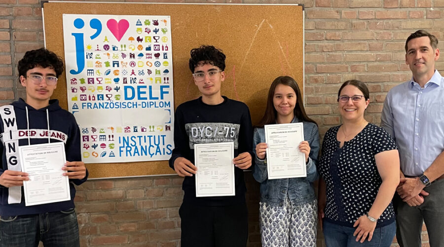 Erfolgreiche DELF-AbsolventInnen erhalten ihre Diplome