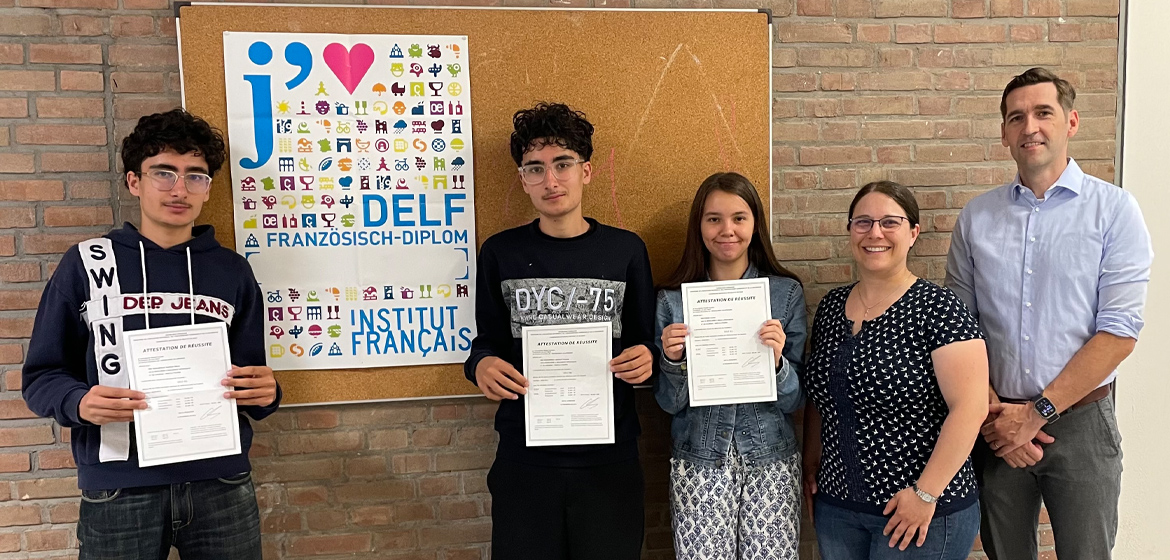 Erfolgreiche DELF-AbsolventInnen erhalten ihre Diplome
