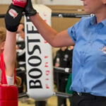 Erfolg bei der NRW‑Landesmeisterschaft im Muay Thai für Viola Halimi (5c)