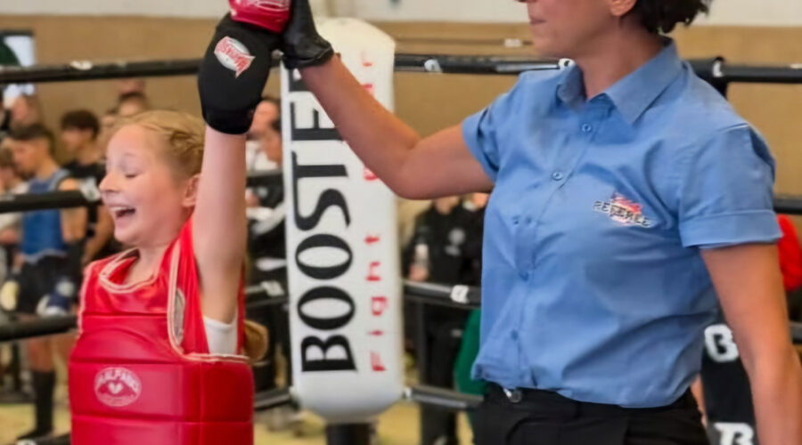 Erfolg bei der NRW‑Landesmeisterschaft im Muay Thai für Viola Halimi (5c)