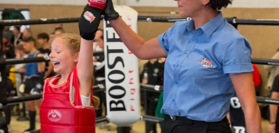 Erfolg bei der NRW‑Landesmeisterschaft im Muay Thai für Viola Halimi (5c)