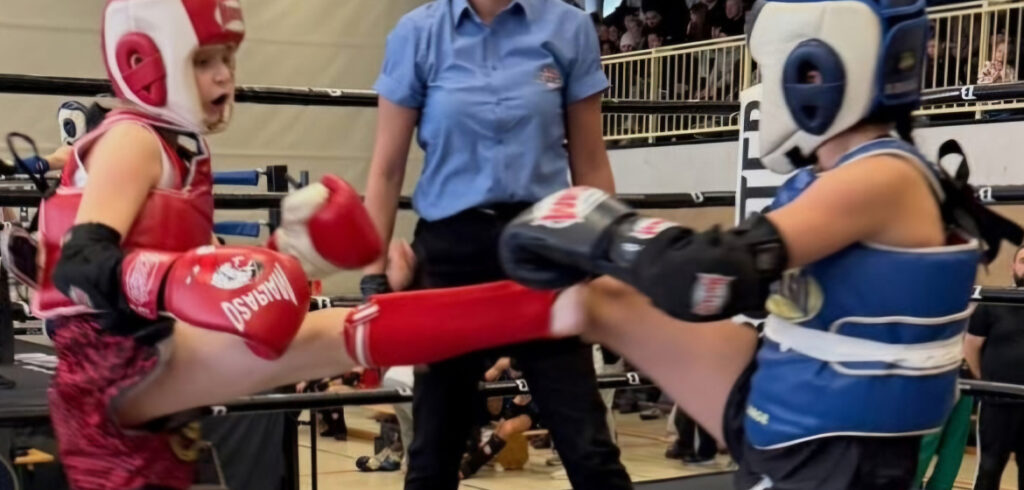 Erfolg bei der NRW‑Landesmeisterschaft im Muay Thai für Viola Halimi (5c)